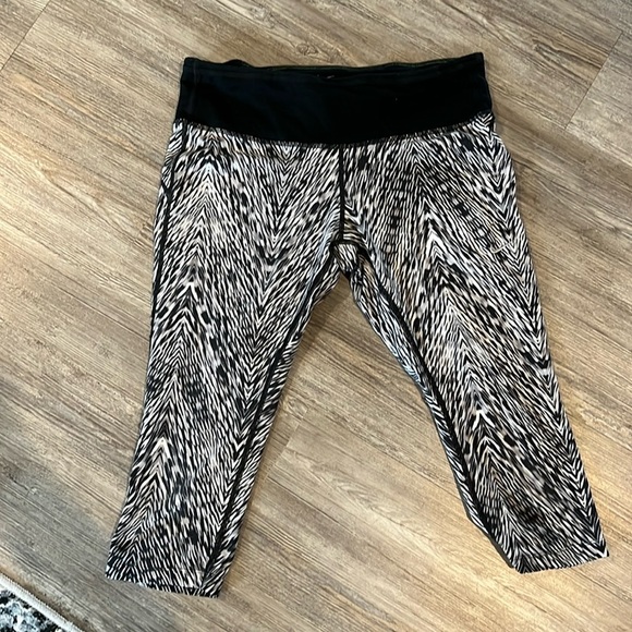 Nike Dri-Fit Zebra Capri Leggings - Picture 1 of 4